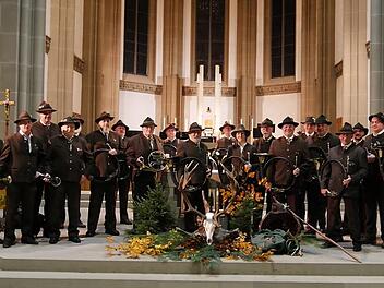 Endlich wieder eine Messfeier  zum Hubertustag fand   zusammen mit Gläubigen, Jägern und Besuchern  in der Bad Kissinger Herz-Jesu-Kirche statt. Foto: Armin Straub