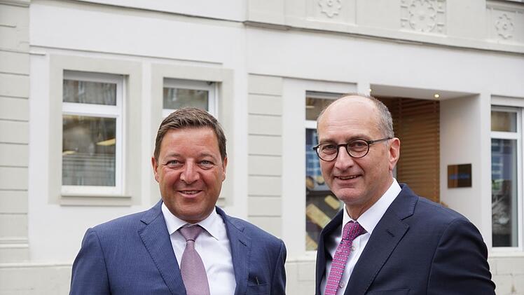 Marcus Lingel (links) als geschäftsführender Gesellschafter der Merkur Privatbank und Andreas Maurer als Geschäftsführer vor Ort in Hammelburg begleiten die Übernahme der Bank Schilling.