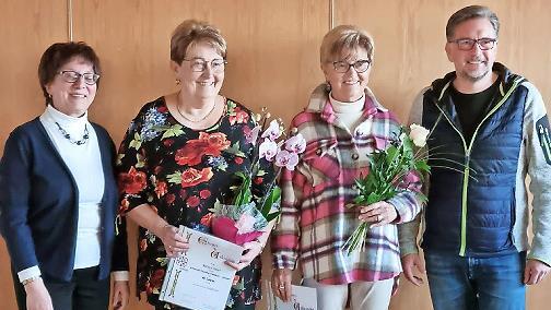 Die Ehrung beim KDFB Adelsdorf (v. l.): Maria Zahnleiter, Barbara Hubert, Marianne Stubenvoll und Bürgermeister Karsten Fischkal