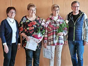 Die Ehrung beim KDFB Adelsdorf (v. l.): Maria Zahnleiter, Barbara Hubert, Marianne Stubenvoll und Bürgermeister Karsten Fischkal