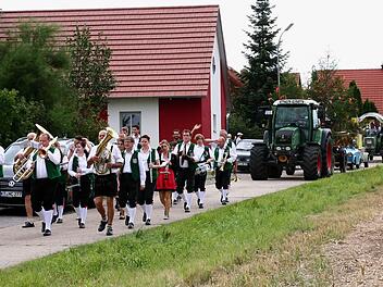 Der Festzug zur Kirchweih.