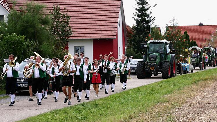 Der Festzug zur Kirchweih.