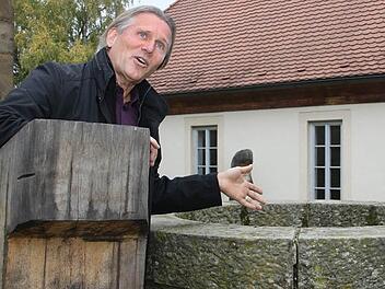 Ins Torwärterhaus  (im Hintergrund)  lädt Wolfgang Krebs  zum Schlosstheater,  doch  im  Sommer  könnten Stücke auch im     Rathaushof  aufgeführt werden.    Foto: Alexander Hartmann
