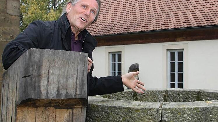 Ins Torwärterhaus  (im Hintergrund)  lädt Wolfgang Krebs  zum Schlosstheater,  doch  im  Sommer  könnten Stücke auch im     Rathaushof  aufgeführt werden.    Foto: Alexander Hartmann