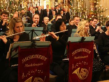 Mit den gemeinsamen Liedern "Stille Nacht" und "O du fröhliche" schlossen der Musikverein Marktleugast und der Männergesangverein "Concordia Grafengehaig" den musikalischen Weihnachtsausklang ab. Fotos: Sonja Adam