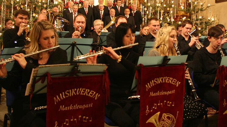 Mit den gemeinsamen Liedern "Stille Nacht" und "O du fröhliche" schlossen der Musikverein Marktleugast und der Männergesangverein "Concordia Grafengehaig" den musikalischen Weihnachtsausklang ab. Fotos: Sonja Adam