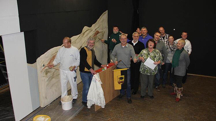 Die letzten Pinselstriche am Bühnenbild gebutachten die Elferräte.