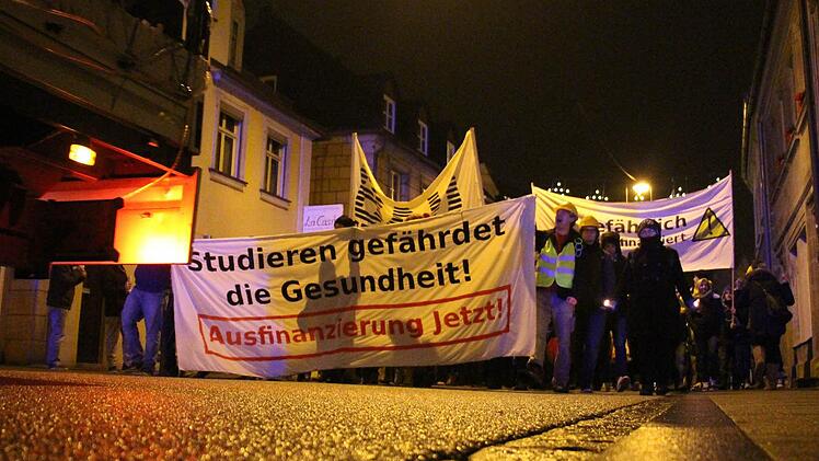 Studentendemonstration gegen die Baumängel an der Philosophischen Fakultät der Universität in Erlangen. Foto: Christian Bauriedel