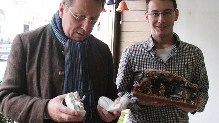 Oberbürgermeister Henry Schramm und Max Krüger geben sich viel Mühe bei der Gestaltung.