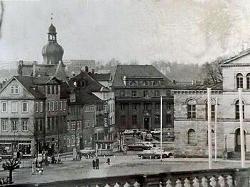 Blick von den Arkaden Richtung Landestheater vor der Umgestaltung des Theaterplatzes. Auf dieser historischen Aufnahme ist noch der Pavillon neben dem Landestheater zu erkennen, der bei der Umgestaltung des Theaterplatzes abgerissen wurde.Foto: Archiv