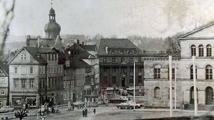 Blick von den Arkaden Richtung Landestheater vor der Umgestaltung des Theaterplatzes. Auf dieser historischen Aufnahme ist noch der Pavillon neben dem Landestheater zu erkennen, der bei der Umgestaltung des Theaterplatzes abgerissen wurde.Foto: Archiv