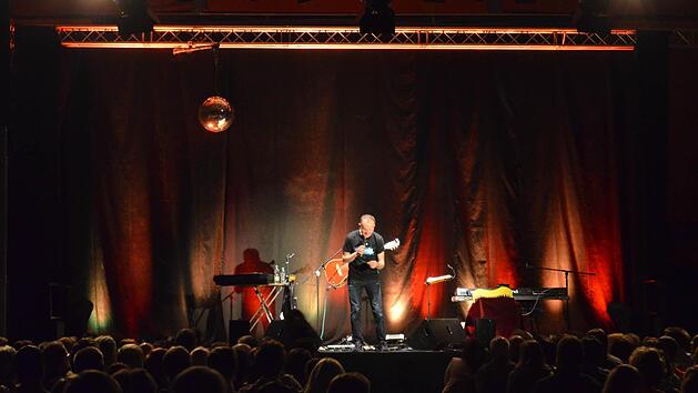 Willy Astor bei seinem Auftritt in H&ouml;chstadt. Foto: Larissa H&auml;ndel