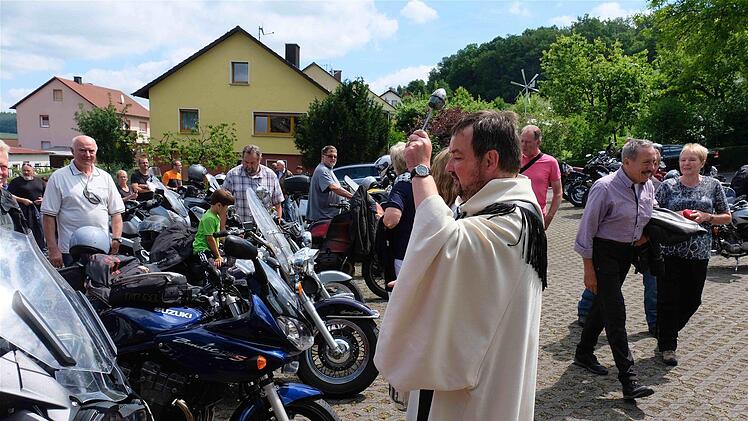 Pfarrer Michael Erhart erteilte den erwarteten Bikersegen für Motorräder und Fahrer. Er ist selbst ein überzeugter Biker. Foto: Gerd Schaar