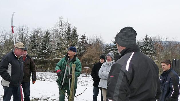 Verschiedene Baumformen wurden beim Winterschnittkurs des Obst- und Gartenbauvereins Ebern mit Edgar Brohm in einem Privatgarten unter die Lupe genommen. Foto: privat