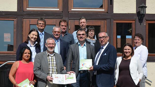 Bei der Vorstellung des Einkehr-Gutscheins waren dabei (vordere Reihe von links) Nikola Wehner, Waldemar Bug, Harald Hofmann, Andreas Sandwall, Ganna Kravchenko, Stephanie Kunder, mittlere Reihe: Anita Wirth, Gotthard Schlereth, Manuela Fischer, dahinter Reiner Zeller, Edgar Thomas und Matthias Fischer. Björn Hein