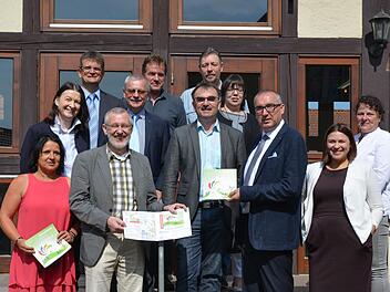 Bei der Vorstellung des Einkehr-Gutscheins waren dabei (vordere Reihe von links) Nikola Wehner, Waldemar Bug, Harald Hofmann, Andreas Sandwall, Ganna Kravchenko, Stephanie Kunder, mittlere Reihe: Anita Wirth, Gotthard Schlereth, Manuela Fischer, dahinter Reiner Zeller, Edgar Thomas und Matthias Fischer. Bj&ouml;rn Hein