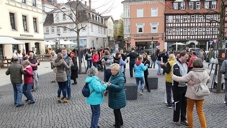 Die Aufgabe, 30 Paare zum Tanzen zu animieren, konnten die Lateintänzer des TVK erfolgreich   lösen. Wette gewonnen! Foto: Michael Stelzner