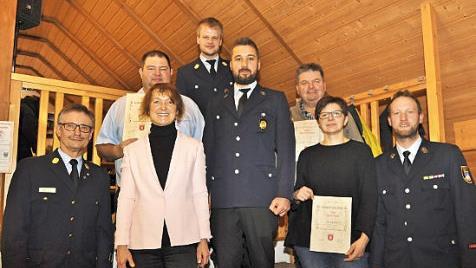 Der stellvertretende Vorsitzende Daniel Dorsch (Mitte) dankte Jürgen Müller (Dritter von links), Martin Dirauf und Ingrid Funk (Dritter und Zweite von rechts) für ihre Treue zum Verein, der bisherige Vertreter des Kommandanten, Mario Funk (oben Mitte) erhielt ein Präsent für seinen Einsatz. Foto: Ingrid Kohles