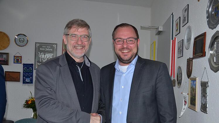 Michael Busch übergibt den Vorsitz an Sebastian Straubel.