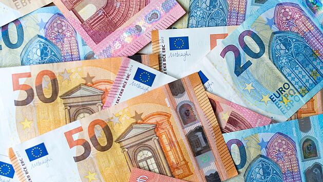 Eine Firma aus Oberfranken soll 23 Millionen Euro unterschlagen haben. Durch falsche Deklarierung von Solarmodulen wurden Antidumping- und Ausgleichsz&ouml;lle umgangen. Symbolfoto: Monika Skolimowska/dpa