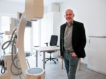 Neurochirurg Adam Wohlwender wird Patienten mit Wirbelsäulenproblematiken in Bad Kissingen künftig auch mit dem "C-Bogen", einem speziellen Röntgengerät, untersuchen.