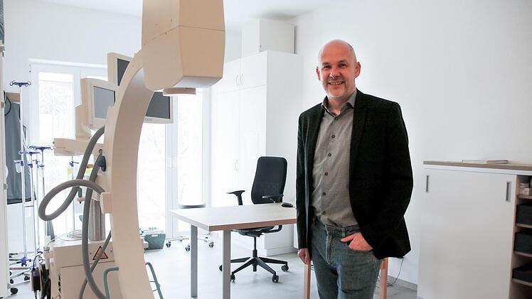 Neurochirurg Adam Wohlwender wird Patienten mit Wirbelsäulenproblematiken in Bad Kissingen künftig auch mit dem "C-Bogen", einem speziellen Röntgengerät, untersuchen.