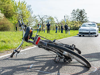 Auto übersehen: Radfahrer stirbt bei schwerem Unfall