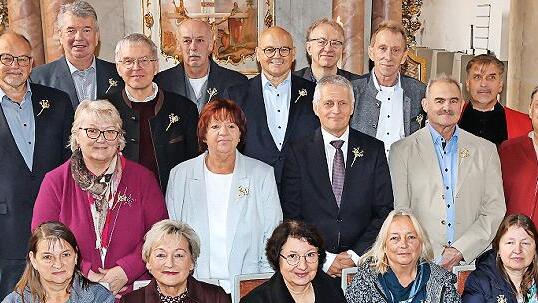 Goldene Konfirmation (1975) haben begangen (1. Reihe, von links) Christa Ramming, Elke Büchner, Jutta Aumüller, Marina Walder, Christine Scholz sowie (2. Reihe) Martina Meister, Marina Baumann, Klaus Muhr, Waldemar Gruber und Stephan Vetter sowie ...