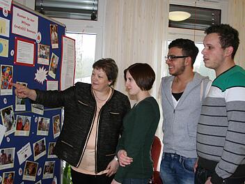 Sie hörten der Leiterin der Oberen Sozialstation, Carmen Fehn (links), zu: Linda Herrmann, Ensgar Karapinar und Markus Pohl.  Foto: Veronika Schadeck