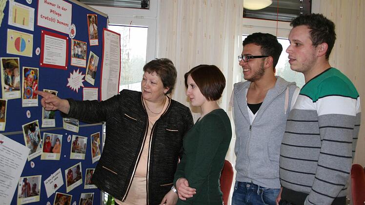 Sie hörten der Leiterin der Oberen Sozialstation, Carmen Fehn (links), zu: Linda Herrmann, Ensgar Karapinar und Markus Pohl.  Foto: Veronika Schadeck