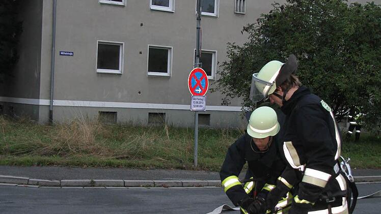 Die Feuerwehr löscht den Brand und hat ihn schnell unter Kontrolle. Fotos: Sonja Adam