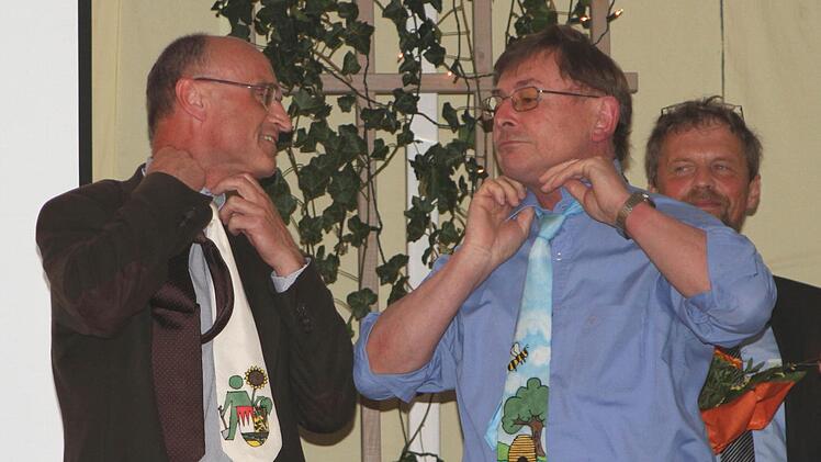Peter Kirchner überreichte die passende Krawatte an den neuen Vorsitzenden Wilhelm Schneider.