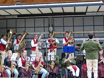 Auch die Akteure des Musikvereins Oberthulba präsentierten beim Open Air in Hetzlos ein abwechslungsreiches Programm mit traditionellen und modernen Stücken. Foto: Günther Straub