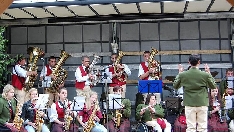 Auch die Akteure des Musikvereins Oberthulba präsentierten beim Open Air in Hetzlos ein abwechslungsreiches Programm mit traditionellen und modernen Stücken. Foto: Günther Straub