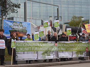 Nur rund ein Dutzend Demonstranten konnten die Nationalpark-Freunde mobilisieren. Deutlich mehr protestierten beim CSU-Parteitag gegen das Freihandelsabkommen TTIP.  Foto: Nikolas Pelke