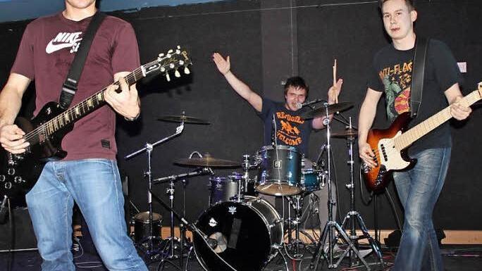 Den zweiten Platz belegte die Gruppe "The Doods" aus dem Redwitzer Raum mit (von links) Gitarrist Patrick Schröter, Schlagzeuger Jannes Partheymüller und Bassist Yannik Mayer. Fotos: Stephan Stöckel