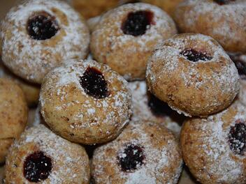 Lecker und schnell gemacht: Husaren-Krapferl für den weihnachtlichen Plätzchenteller. Foto: Dagmar Besand