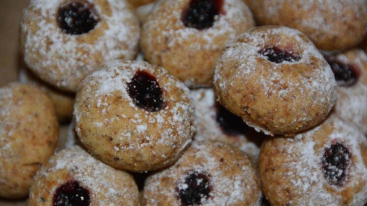 Lecker und schnell gemacht: Husaren-Krapferl für den weihnachtlichen Plätzchenteller. Foto: Dagmar Besand
