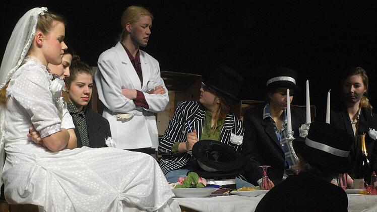 Nun wird gefeiert. Die Ganoven aus der Bande von Mackie Messer (Winona Giese) lassen ihn und Polly Peachum (Camille Zenses) hochleben.  Foto: Joachim Rübel