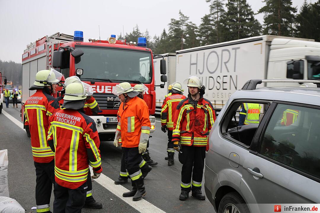 Pkw kracht unter Lkw auf der A9 bei Trockau - Drei Personen verletzen sich schwer