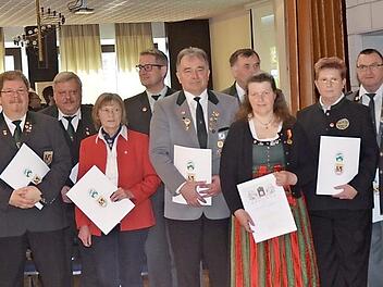 Hohe Auszeichnungen und Ehrungen gab es für verdiente Funktionäre beim Bezirksschützentag im Schützenhaus Kronach. Foto: K.- H. Hofmann