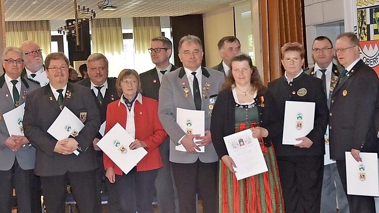 Hohe Auszeichnungen und Ehrungen gab es für verdiente Funktionäre beim Bezirksschützentag im Schützenhaus Kronach. Foto: K.- H. Hofmann