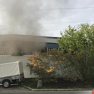 Lagerhallenbrand verursacht hohen Sachschaden - Feuerwehr hat Flammen schnell unter Kontrolle