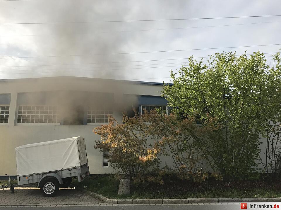 Lagerhallenbrand verursacht hohen Sachschaden - Feuerwehr hat Flammen schnell unter Kontrolle