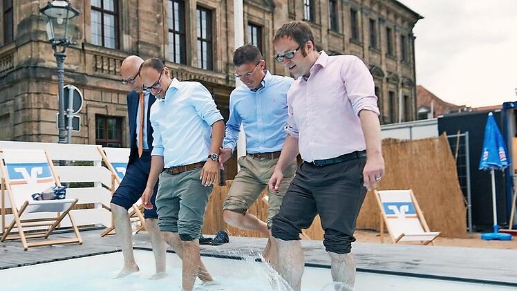 Wirtschaftsreferent Konrad Beugel, die Veranstalter Jan Dinger und Christian Frank vom City-Management sowie Oberbürgermeister Florian Janik testeten das Erfrisschungsbecken. Foto: privat
