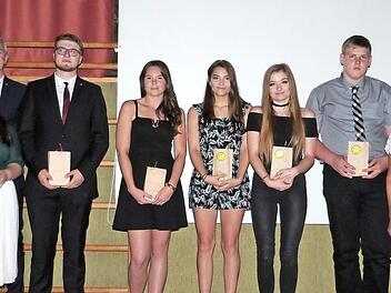Die besten Schüler wurden ausgezeichnet (von links): Feyza Yilmaz, Gina-Maria Berg, Stadtrat Alexander Meile, Lennert Schütz, Laura Moritz, Johanna Schimann, Selina Trautmann, Daniel Hanisch, Schulleiterin Traudel Schmidt, Elternbeiratsvorsitzender Michael Sandler und Konrektor Jochen Kees. Foto: Werner Reißaus