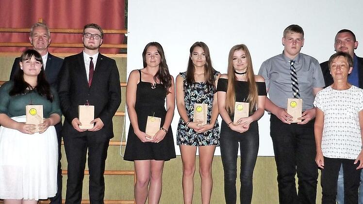Die besten Schüler wurden ausgezeichnet (von links): Feyza Yilmaz, Gina-Maria Berg, Stadtrat Alexander Meile, Lennert Schütz, Laura Moritz, Johanna Schimann, Selina Trautmann, Daniel Hanisch, Schulleiterin Traudel Schmidt, Elternbeiratsvorsitzender Michael Sandler und Konrektor Jochen Kees. Foto: Werner Reißaus