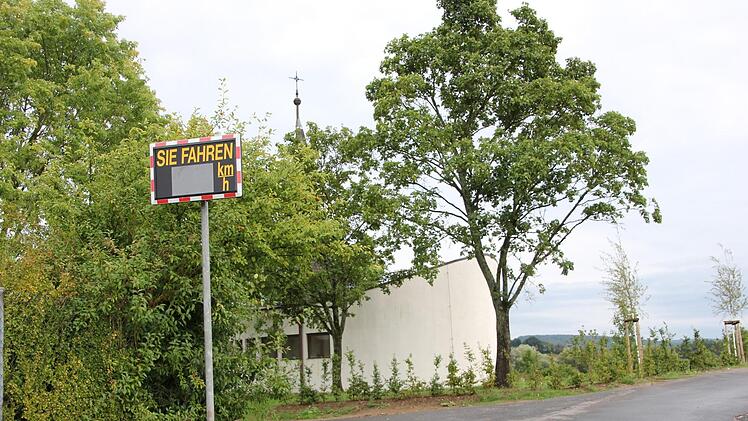 Etliche Tage stand  die Geschwindigkeitsmessanlage der Stadt  am   Heubacher Friedhof.Ralf Kestel
