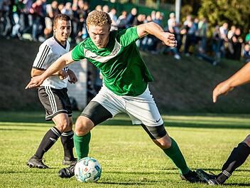 Der VfR Katschenreuth mit Lukas Beszczynski (rechts) ist gegen den SV Poppenreuth gefordert, Jermain Mullen (links) will mit dem SSV Kasendorf gegen die SpVgg Oberkotzau punkten.  Foto: Alexander Muck