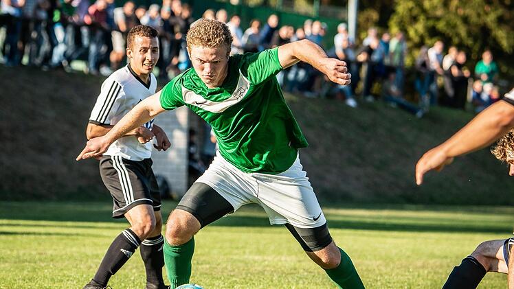 Der VfR Katschenreuth mit Lukas Beszczynski (rechts) ist gegen den SV Poppenreuth gefordert, Jermain Mullen (links) will mit dem SSV Kasendorf gegen die SpVgg Oberkotzau punkten.  Foto: Alexander Muck